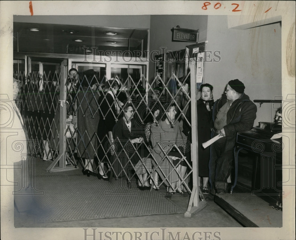 1953 Press Photo Wurlitzer White Elephant Daily News - RRW01193 - Historic Images