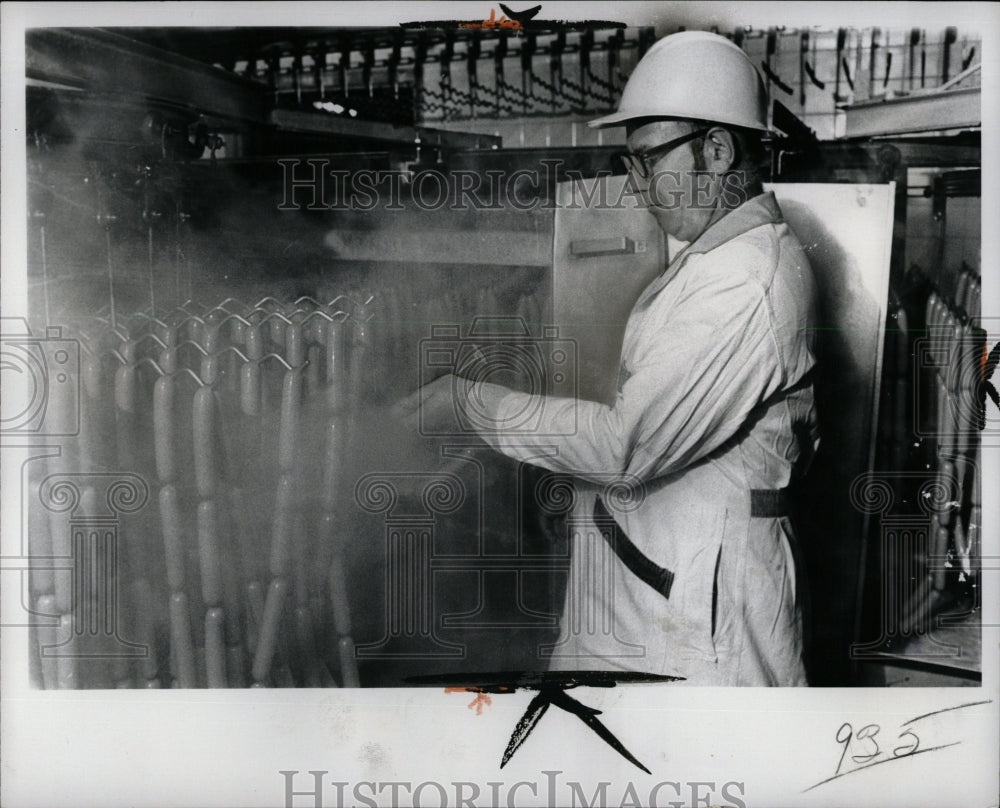 1975 Press Photo Hot Dogs - RRW01319 - Historic Images