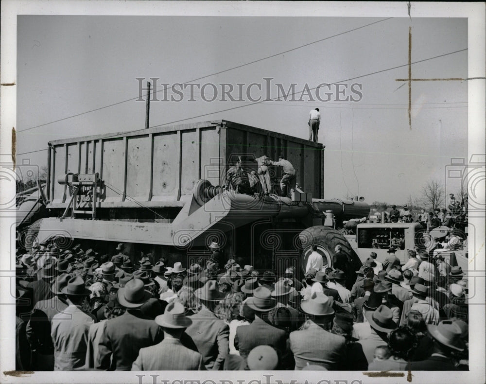 1946 Press Photo Concrete Houses Laying Demonstration - RRW01327 - Historic Images