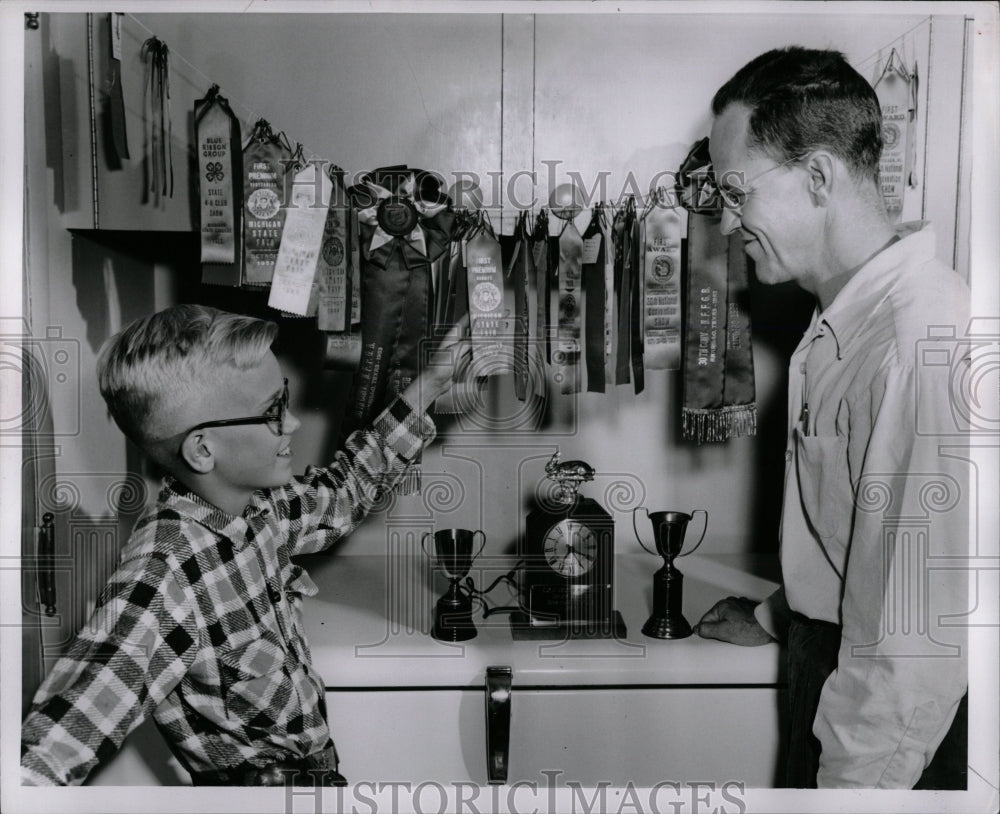 1964 Press Photo Richard Forbuss Showing 4-H Ribbons - RRW01521 - Historic Images