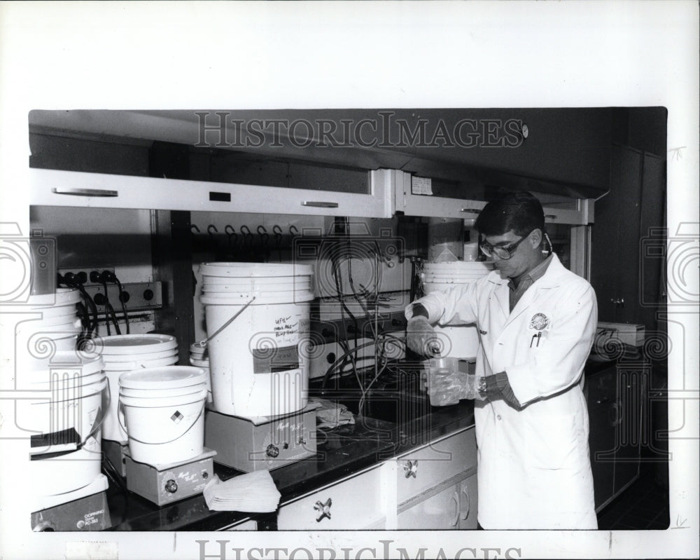 1992 Press Photo BASF Chemist Testing Paint Panel - RRW01581 - Historic Images