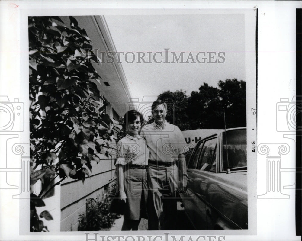 1990 Press Photo Couple With UHaul Truck Smiling - RRW01601 - Historic Images