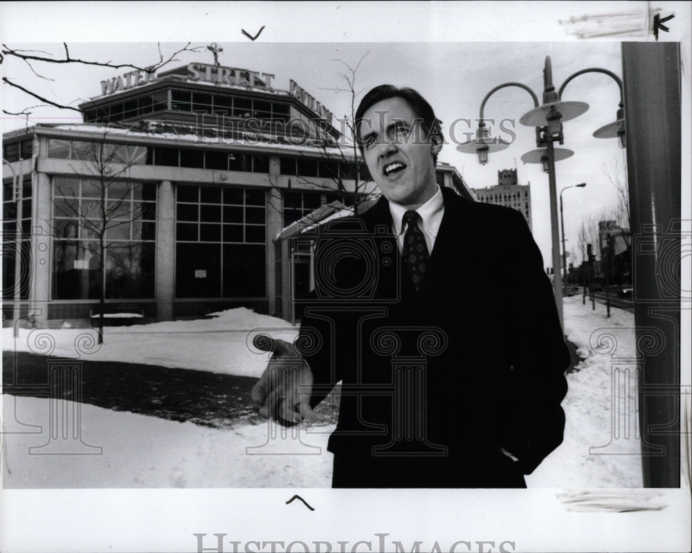 1990 Press Photo Matthew Collier - RRW01603 - Historic Images