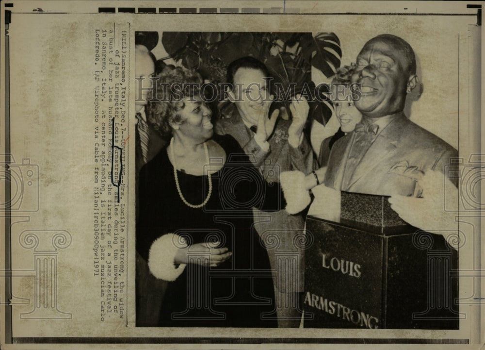 1971 Press Photo Wife of Louis Armstrong At Unveiling - RRW01605 - Historic Images