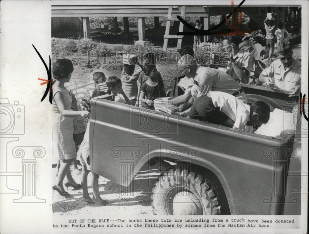 1967 Press Photo Truck Full Of Books Donated Philippine - RRW01641 - Historic Images