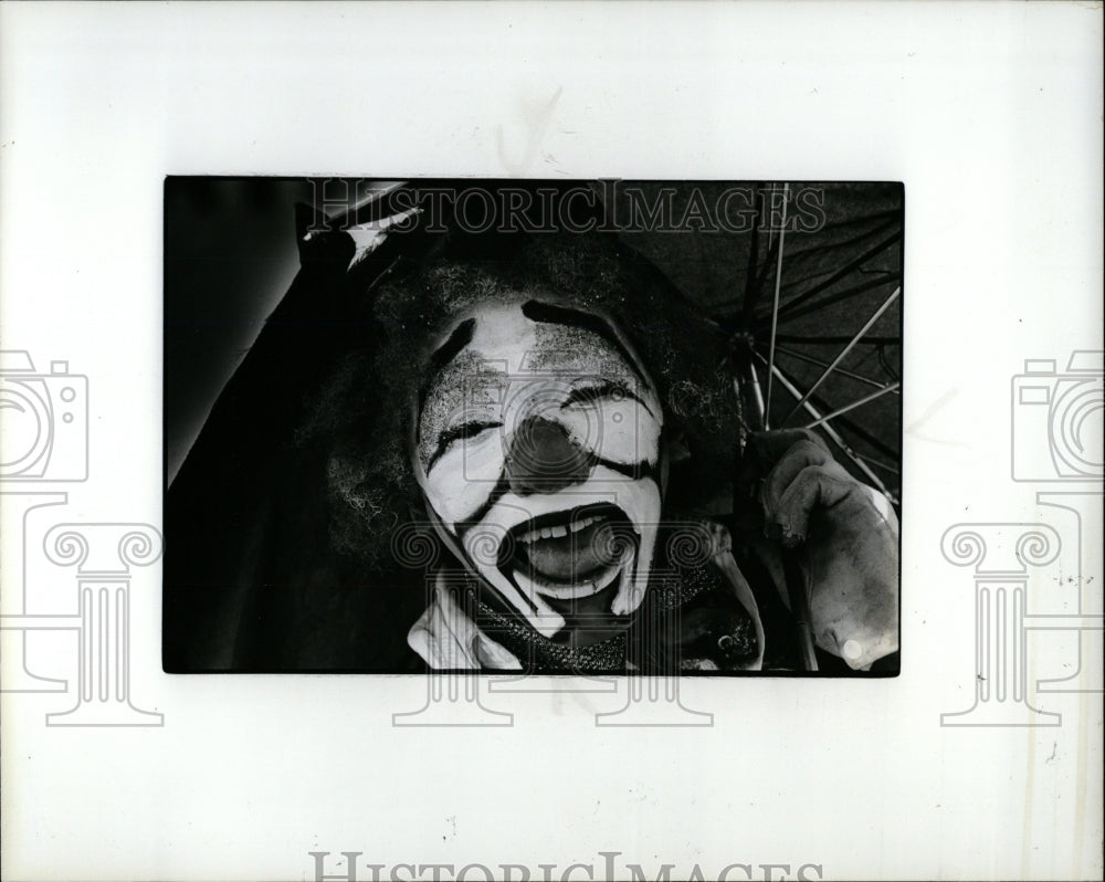 1984 Press Photo Clown Columbus Bone Jr With Umbrella - RRW01645 - Historic Images