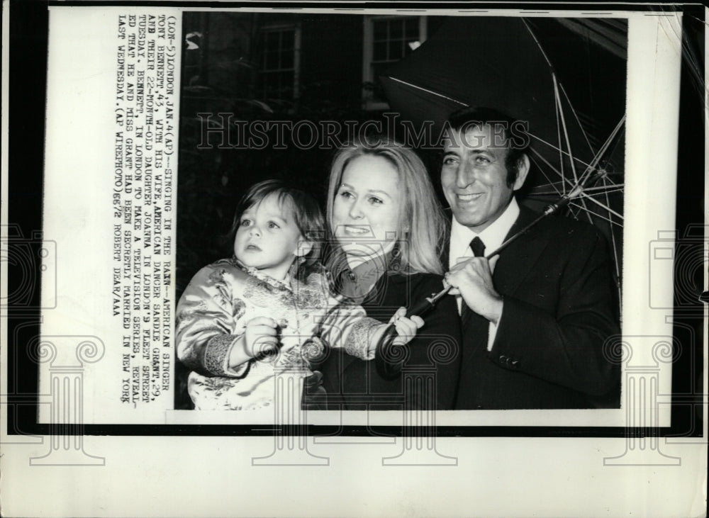 1972 Press Photo Tony Bennett With Wife Daughter London - RRW01725 - Historic Images