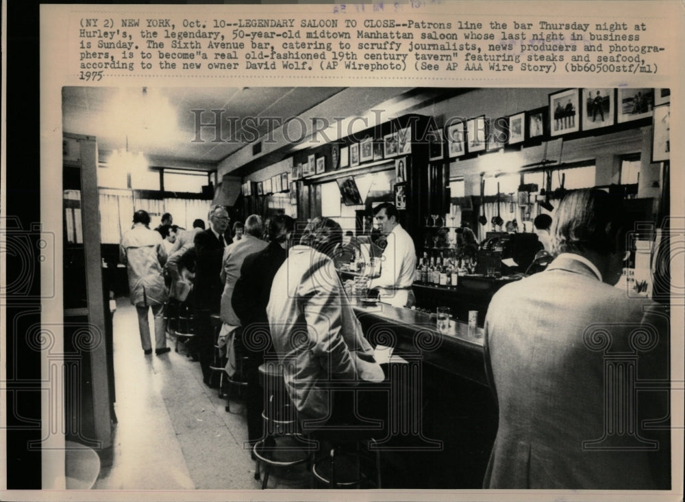 1975 Press Photo Men Line Bar Inside Of Hurley's Saloon - RRW01775 - Historic Images