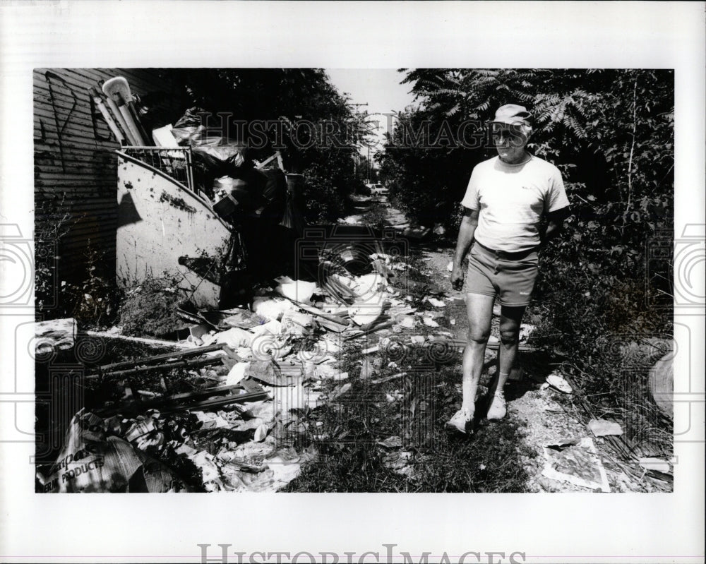 1990 Press Photo Alleys behind homes Garbage Detroit Mi - RRW01777 - Historic Images