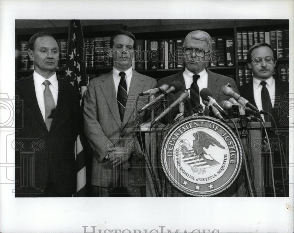 1989 Press Photo FBI Investigation Detroit Police Hart - RRW01809 - Historic Images