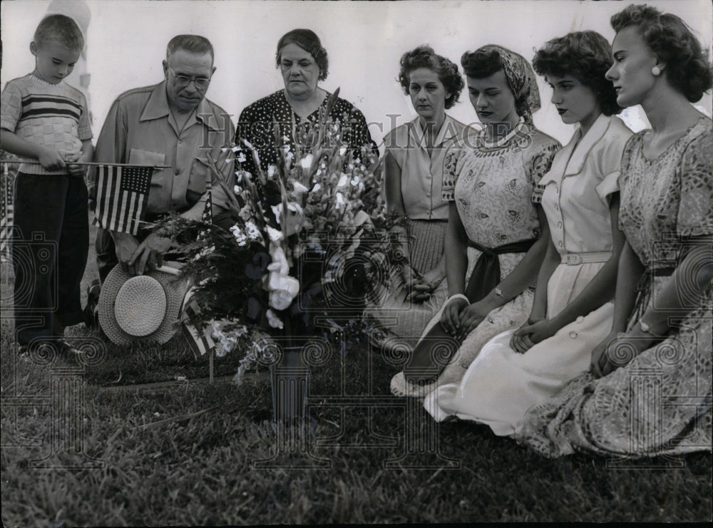 1951 Press Photo relatives Pfc. Ezerskis died Memorial - RRW01855 - Historic Images