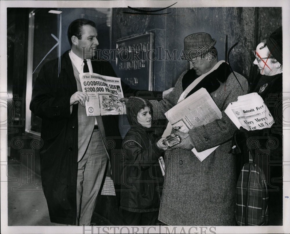 1964 Press Photo Young Box Gives Money To Newsman. - RRW01865 - Historic Images