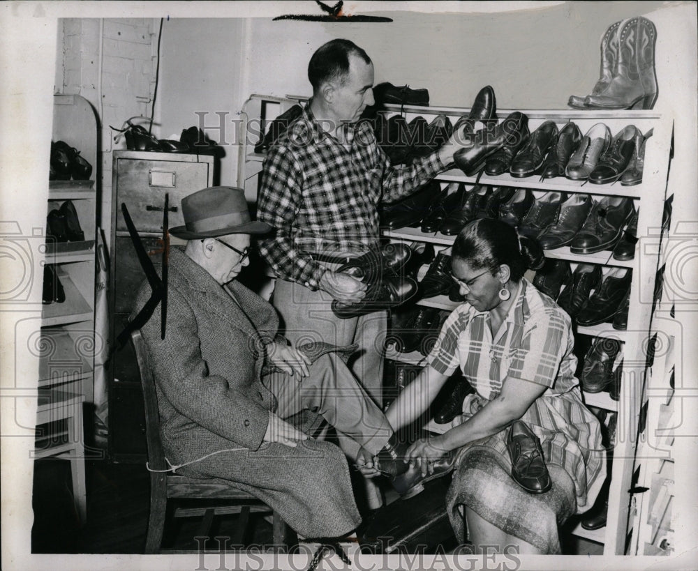 1958 Press Photo Goodwill Clerk Sells Shoes To Customer - RRW01873 - Historic Images