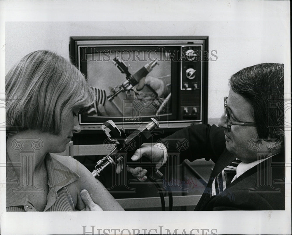 1976 Press Photo Vaccinations Medicine - RRW01909 - Historic Images