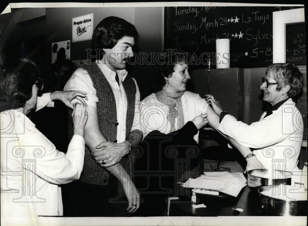 1985 Press Photo Vaccinations U of M Measels - RRW01911 - Historic Images