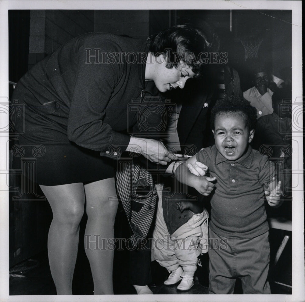 1972 Press Photo Vaccinations - RRW01919 - Historic Images