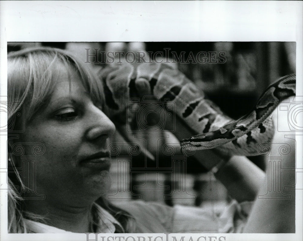 1992 Press Photo Pet Station Manager With Python Snake - RRW01973 - Historic Images