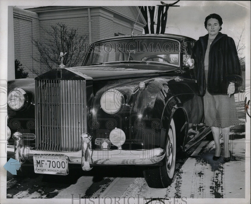1959 Press Photo Mrs. Ivor D. Harris Detroit vehicle - RRW02021 - Historic Images
