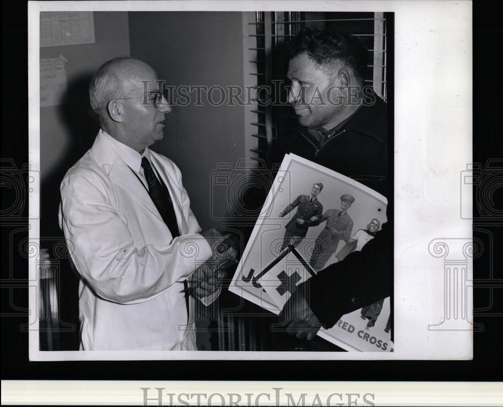 1942 Press Photo Dr. Harris Red Cross blood donation. - RRW02077 - Historic Images