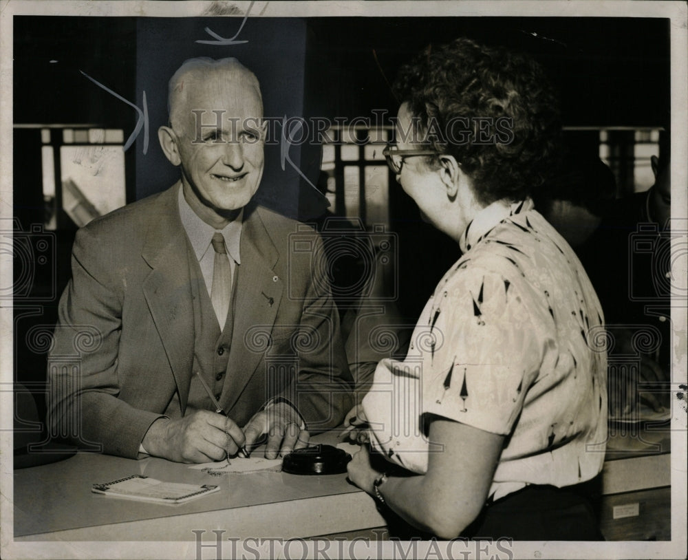 1956 Press Photo Livonia Mayor Elbert Hartom city clerk - RRW02099 - Historic Images