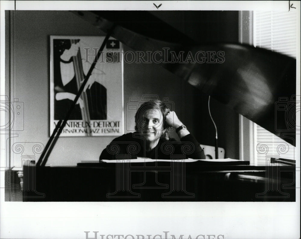 1989 Press Photo Composer Music Professor Hartway Piano - RRW02109 - Historic Images