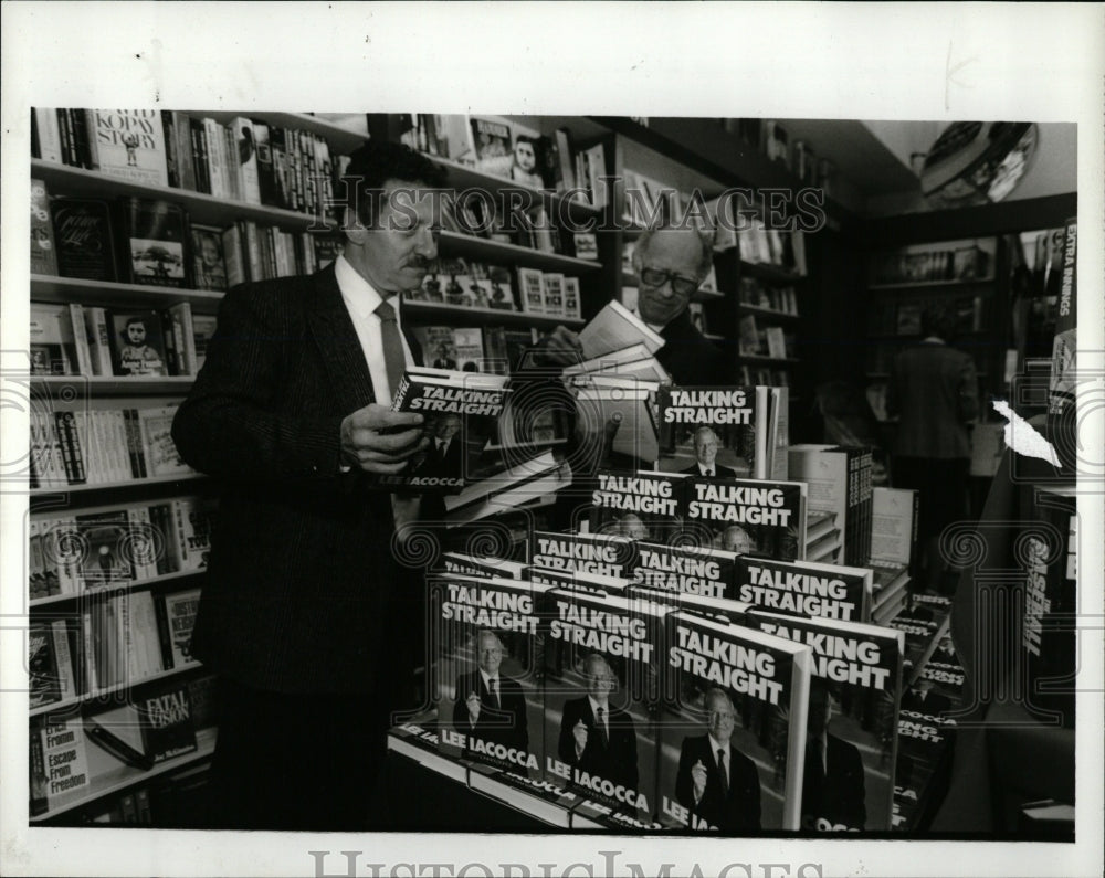 1986 Press Photo Lee Iacocca Books - RRW02163 - Historic Images