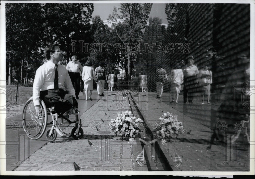 1991 Press Photo Disabled Veteran- Washington Memorial - RRW02215 - Historic Images