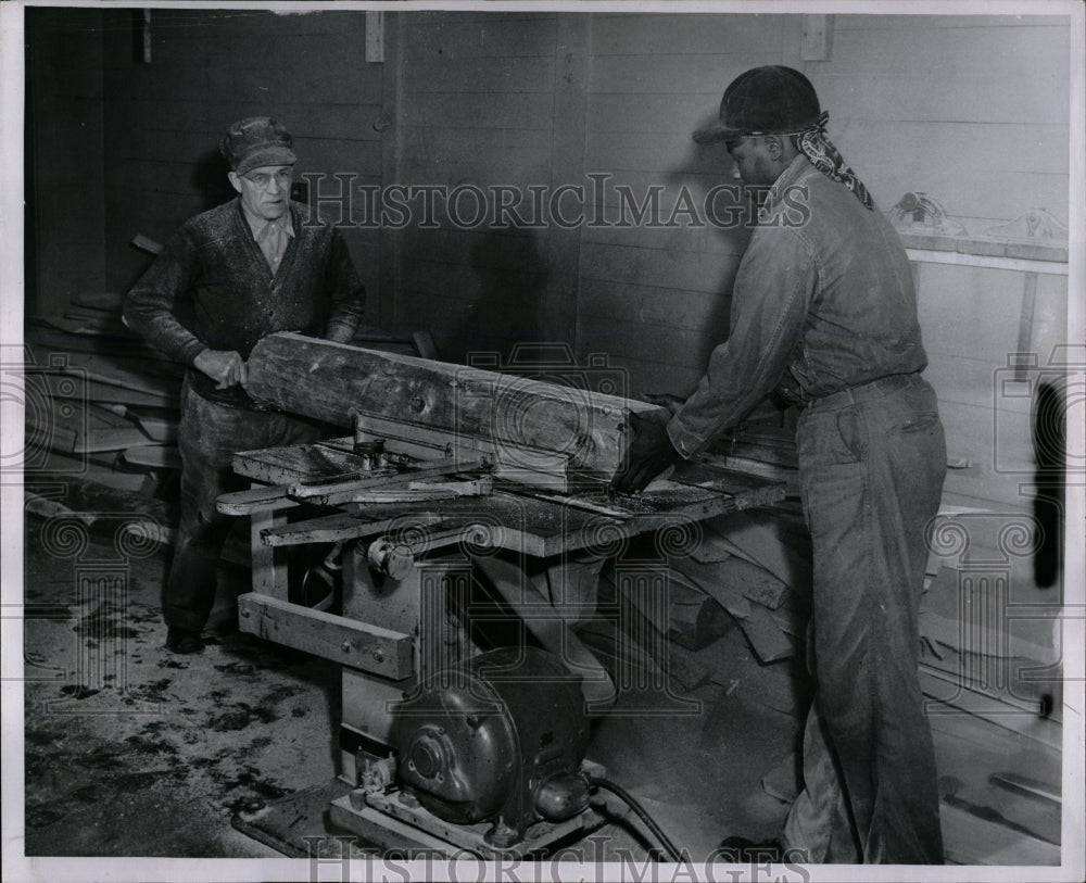 1955 Press Photo Park employee &amp; prison inmate cut logs - RRW02247 - Historic Images