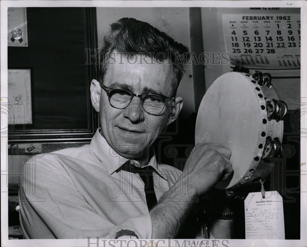 1962 Press Photo Benny Brazowski Tambourine Repaired - RRW02253 - Historic Images