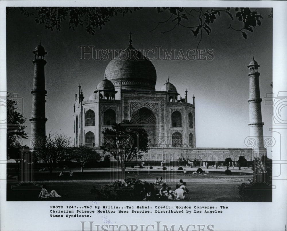 1982 Press Photo People relaxing outside the Taj Mahal - RRW02261 - Historic Images