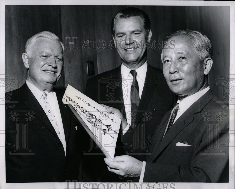 1966 Press Photo Paper makin Lahodny councel general - RRW02277 - Historic Images