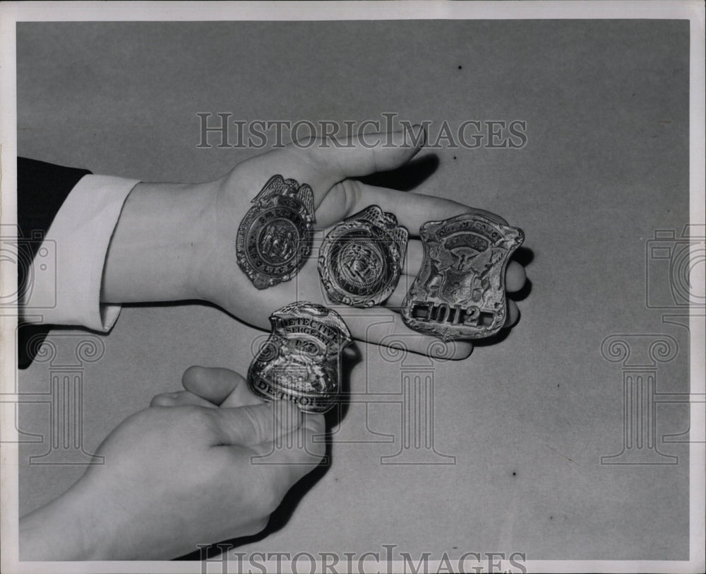 1947 Press Photo Fake Police Badges Used By Criminals - RRW02389 - Historic Images