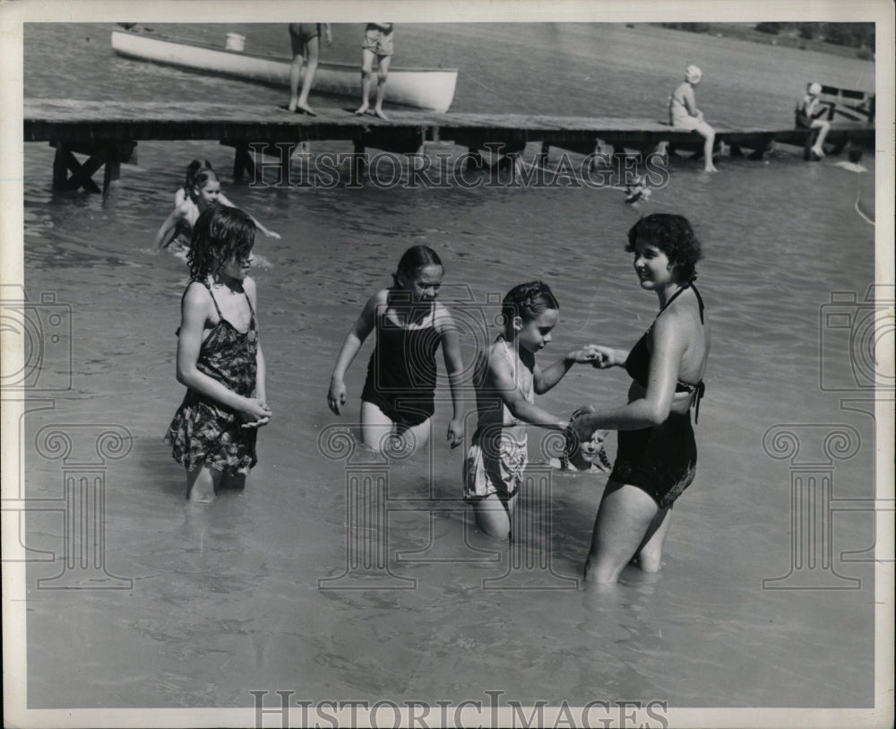 1946 Press Photo Children Taking Beginners Swimming - RRW02407 - Historic Images