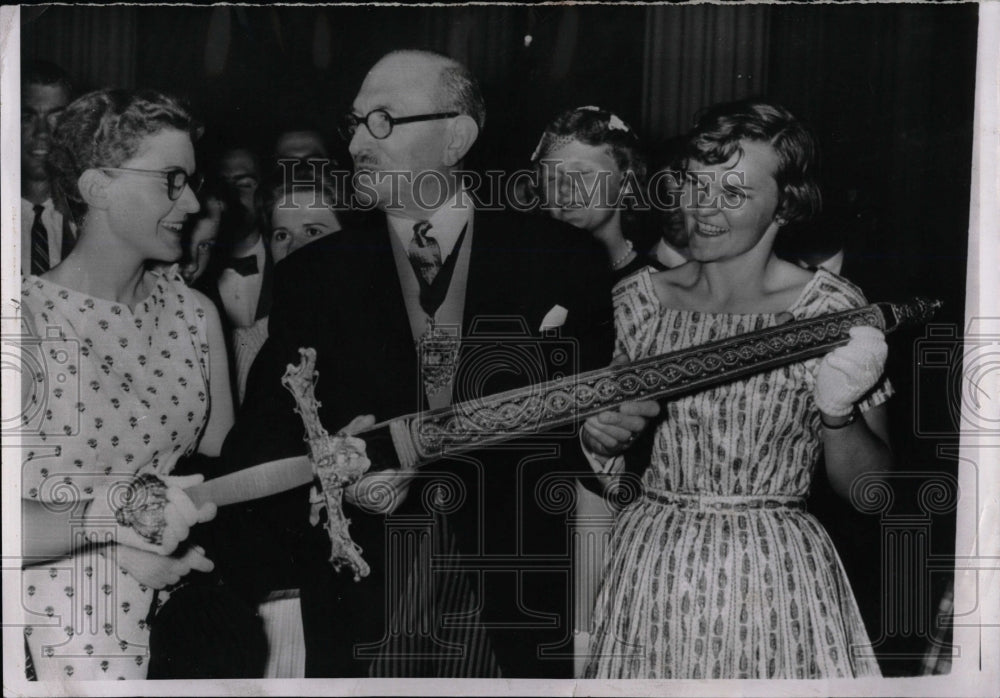 1957 Press Photo Lord Mayor State Pearl Sword - RRW02449 - Historic Images