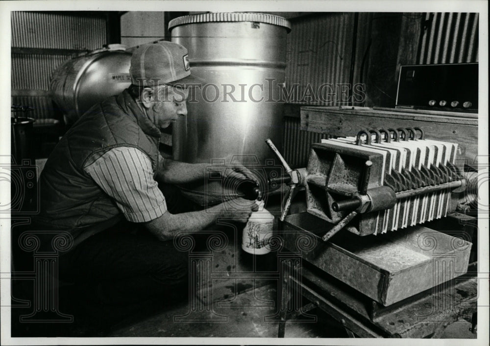 1984 Press Photo Memphis MI Maple Syrup - RRW02455 - Historic Images