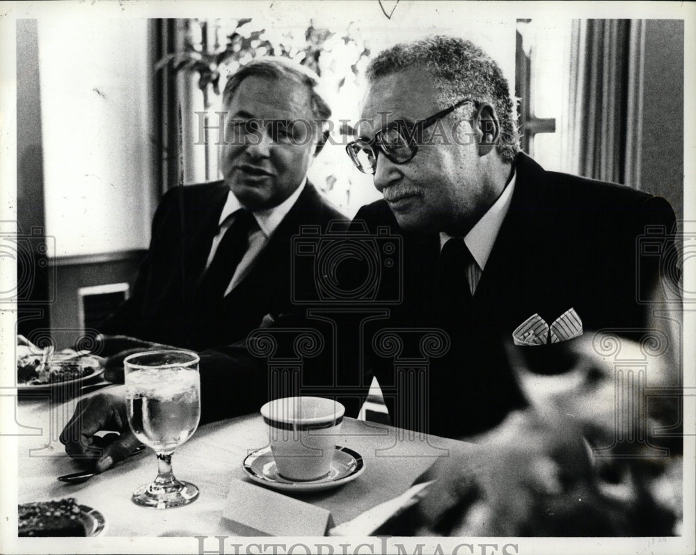 1982 Press Photo Alfred Tauban Doctor Charles King - RRW02465 - Historic Images