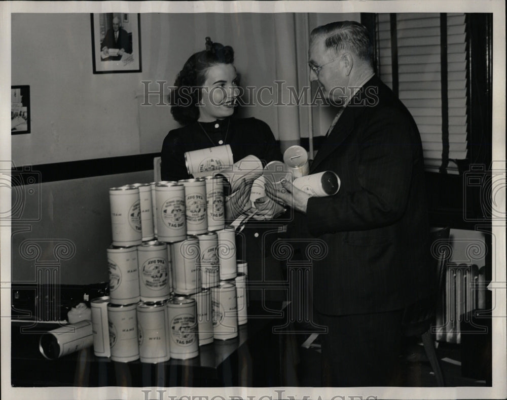 1939 Press Photo Pat Barlum R.T. Parkinson Canisters - RRW02477 - Historic Images