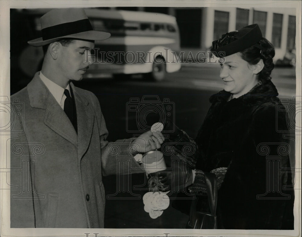 1939 Press Photo Dorothy Rosens Donations Detroit Tag - RRW02483 - Historic Images