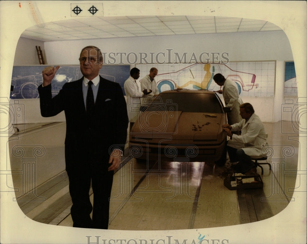 1983 Press Photo Lee Iaococca Vehicle Advertisement - RRW02501 - Historic Images