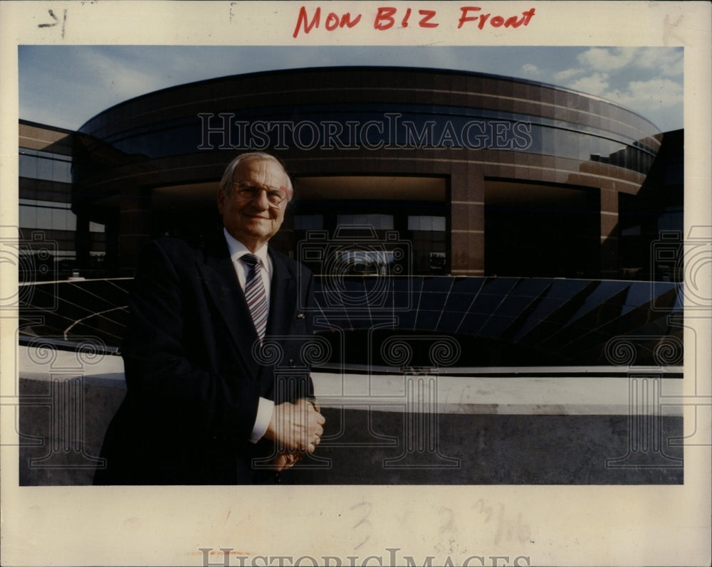 1991 Press Photo Lee Iacocca Outside Building - RRW02533 - Historic Images