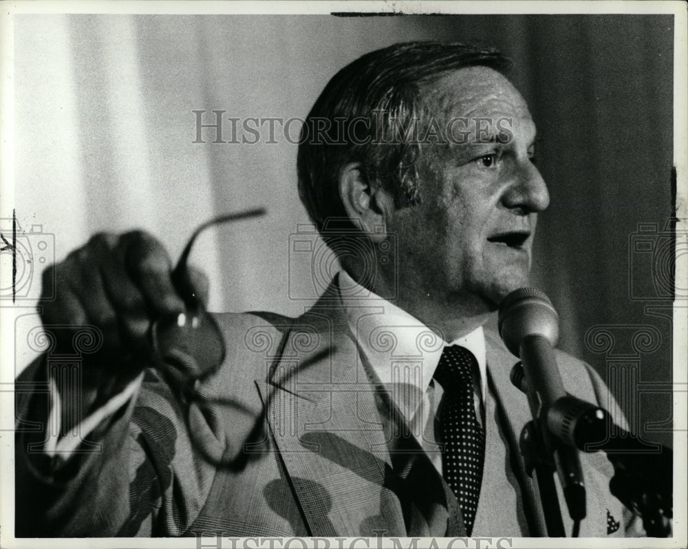 1979 Press Photo Lee Iacocca Speaking Press Conference - RRW02539 - Historic Images