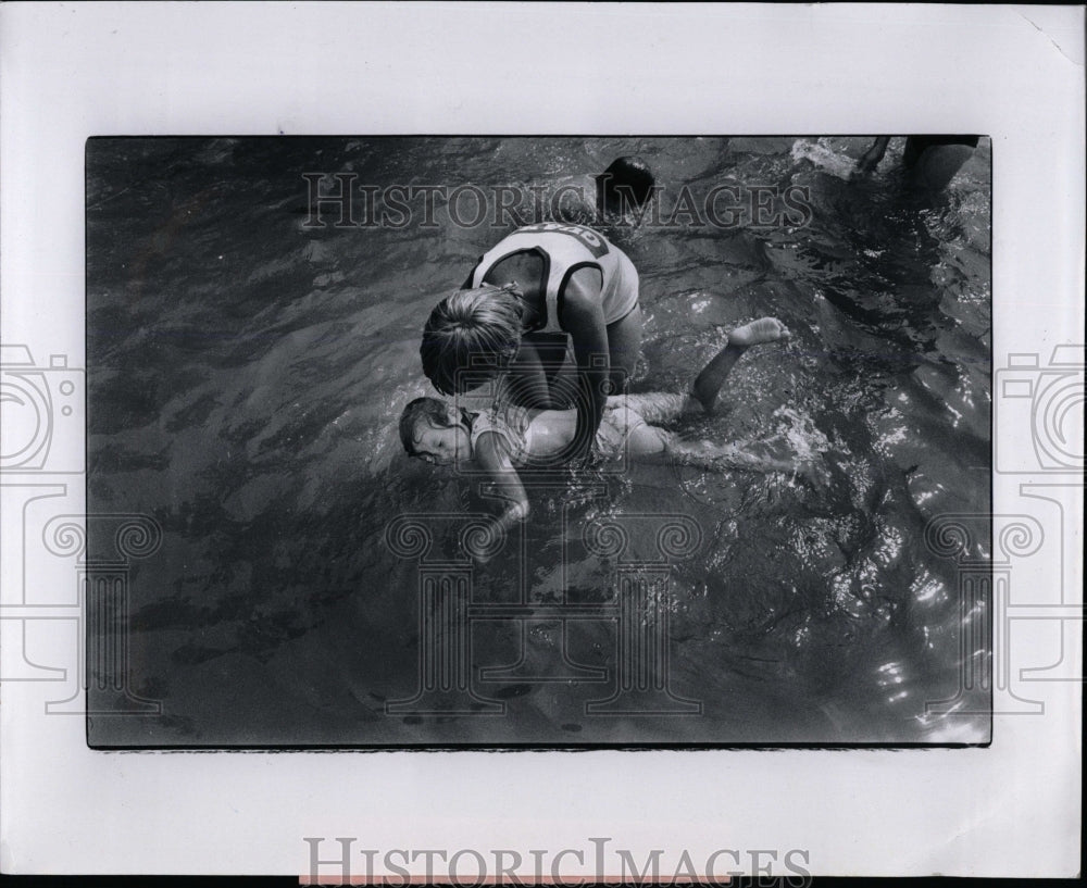 1979 Press Photo Swimming Lessons - RRW02563 - Historic Images