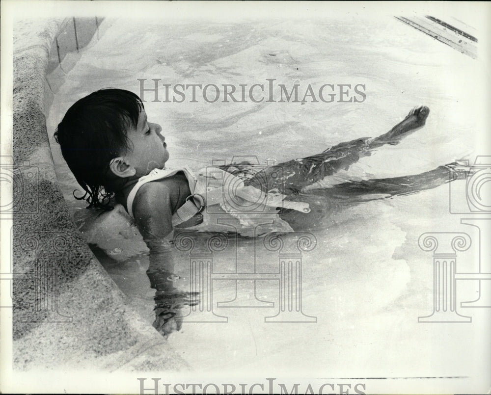 1980 Press Photo Children Swimming Shoba Boaz - RRW02585 - Historic Images