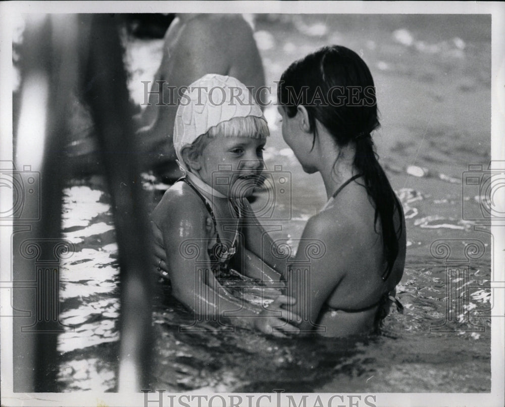 1971 Press Photo Swimming Lessons - RRW02591 - Historic Images