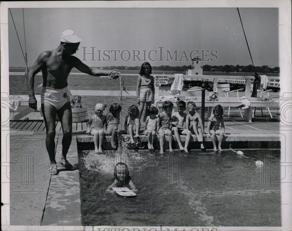 1945 Press Photo Children Swimming Classes Marina - RRW02597