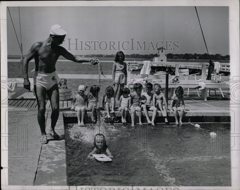 1945 Press Photo Children Swimming Classes Marina - RRW02597 - Historic Images