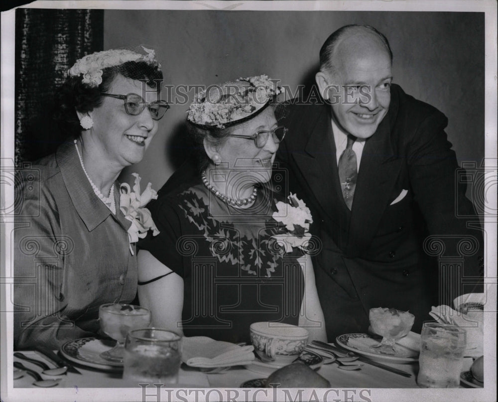 1955 Press Photo Ike Assistant With Two Women Dinner - RRW02653 - Historic Images