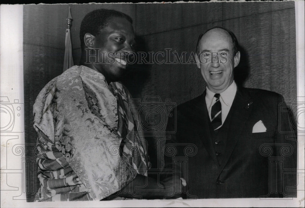 1964 Press Photo Congratulates UN Chief - RRW02661 - Historic Images