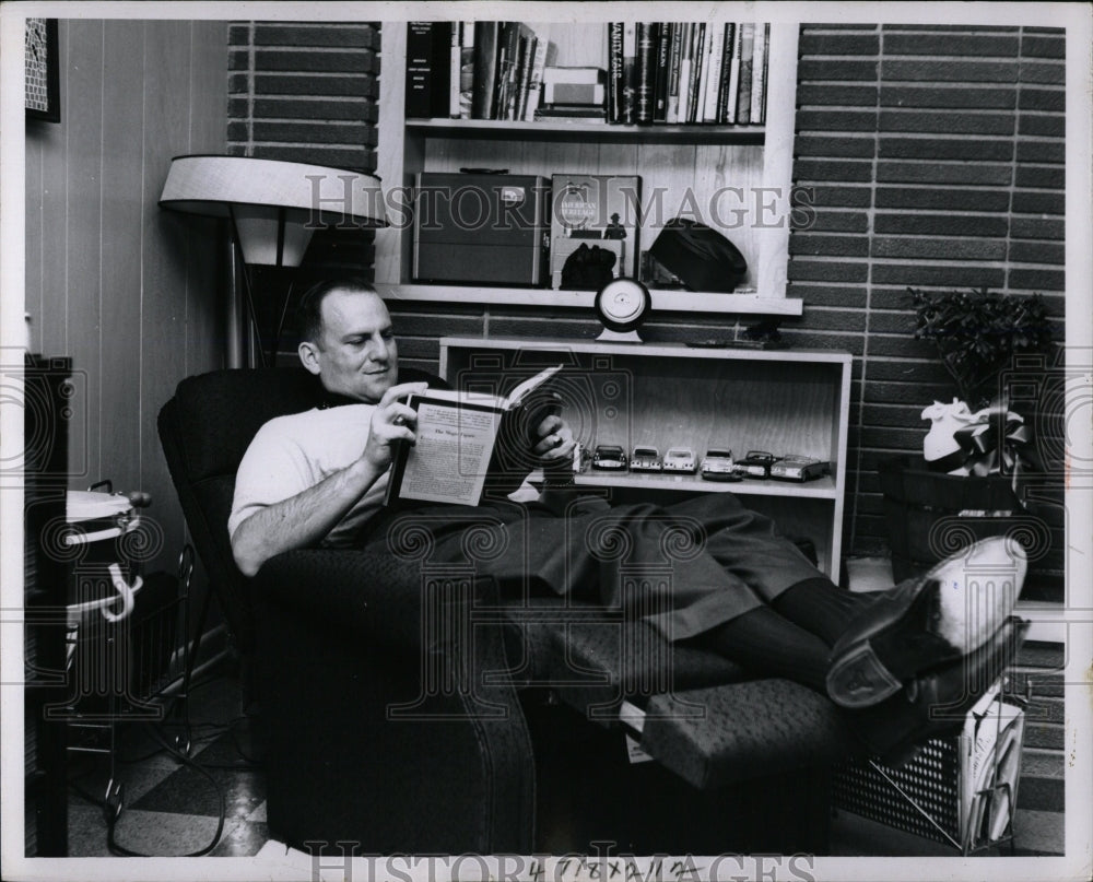 1961 Press Photo Lee Iacocca Relaxes At Home - RRW02781 - Historic Images