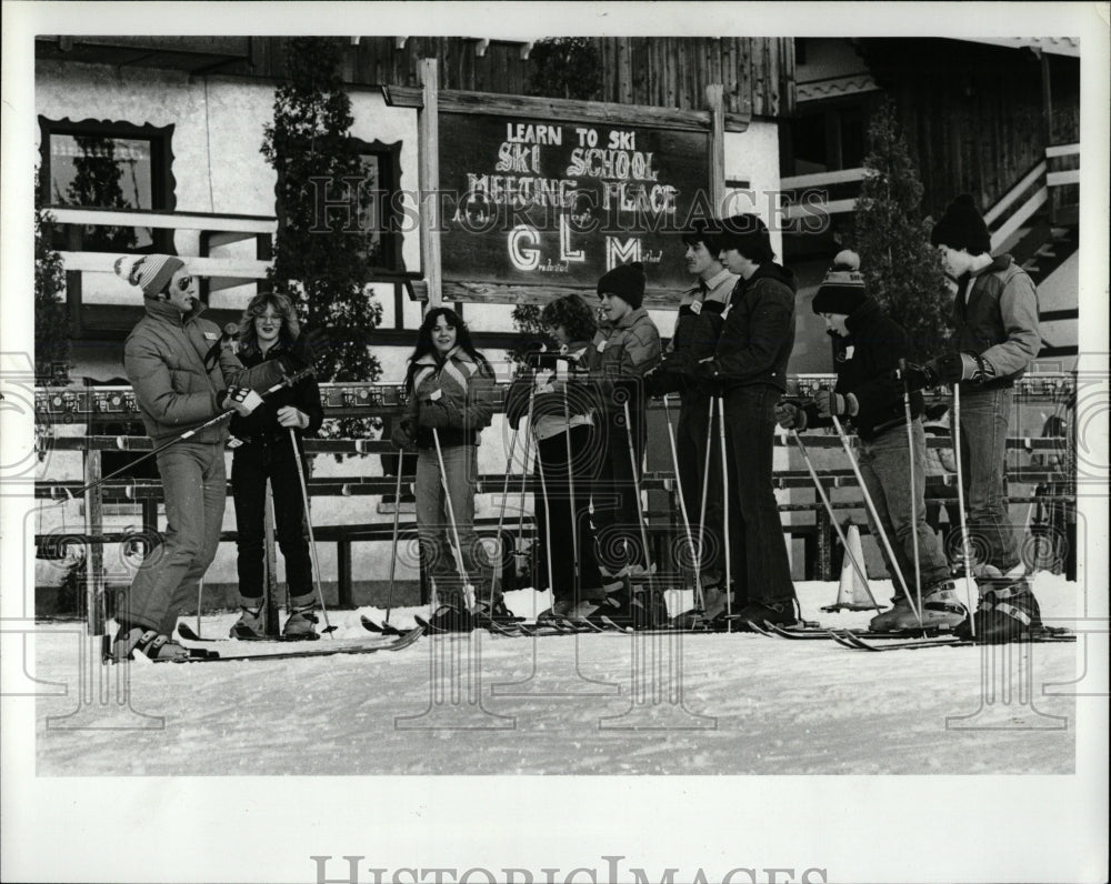 1983 Press Photo Skiing Lessons - RRW02791 - Historic Images